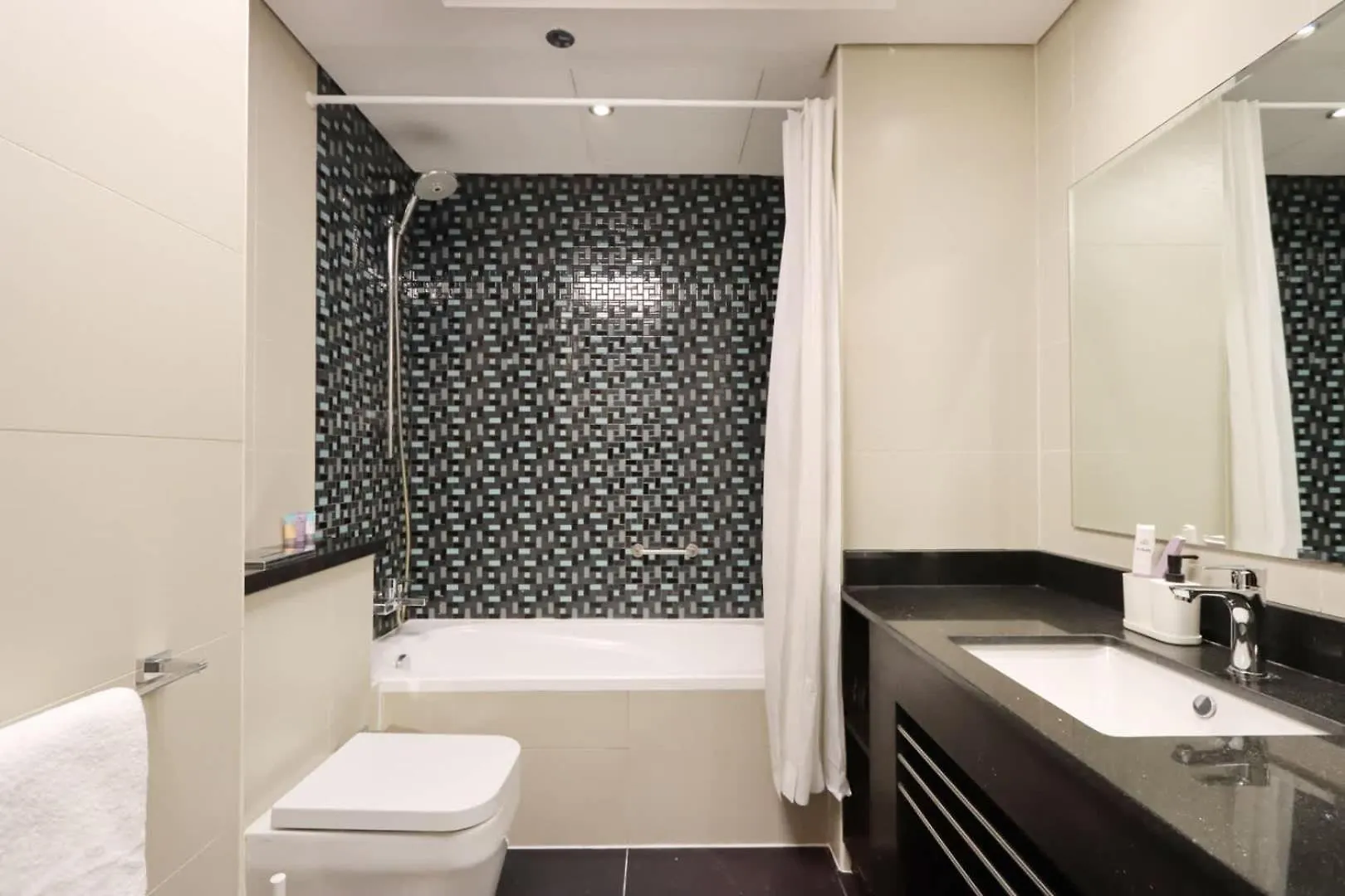 Livbnb-Spacious 2 Bedroom In Dubai Marina With Balcony